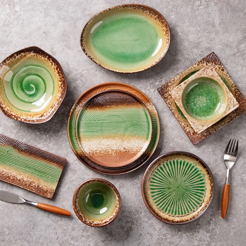 Porcelain Plates and Bowls Teller und Schüsseln aus Porzellan