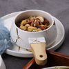 Weiße Keramikschale mit Holzgriff