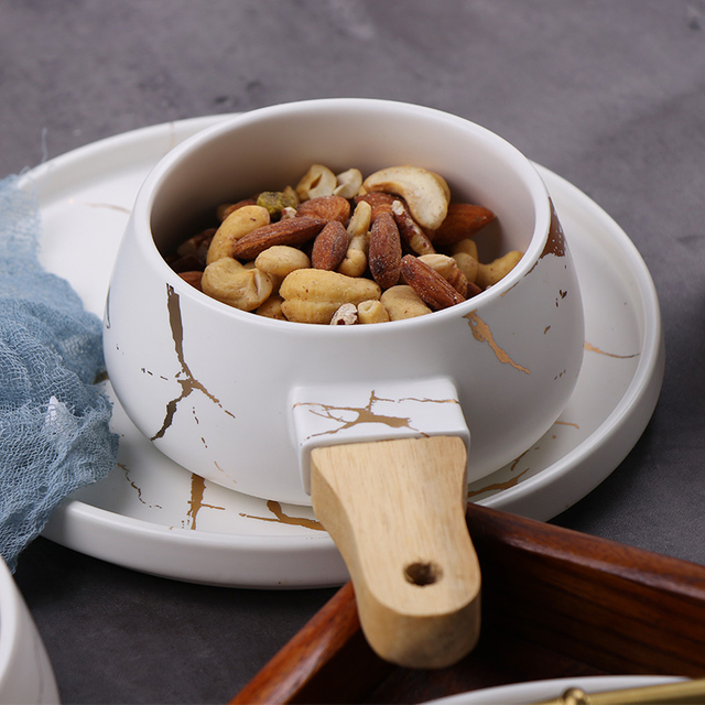 Weiße Keramikschale mit Holzgriff
