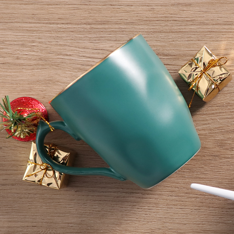 Porzellan-Tassen mit Goldrand, weihnachtliche grüne Keramiktassen