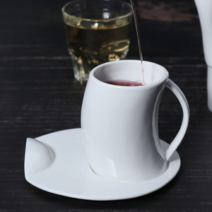 Lady Waist Design Keramik-Kaffeetasse mit Untertasse, individuelles Kaffeetassen-Set aus weißem Porzellan