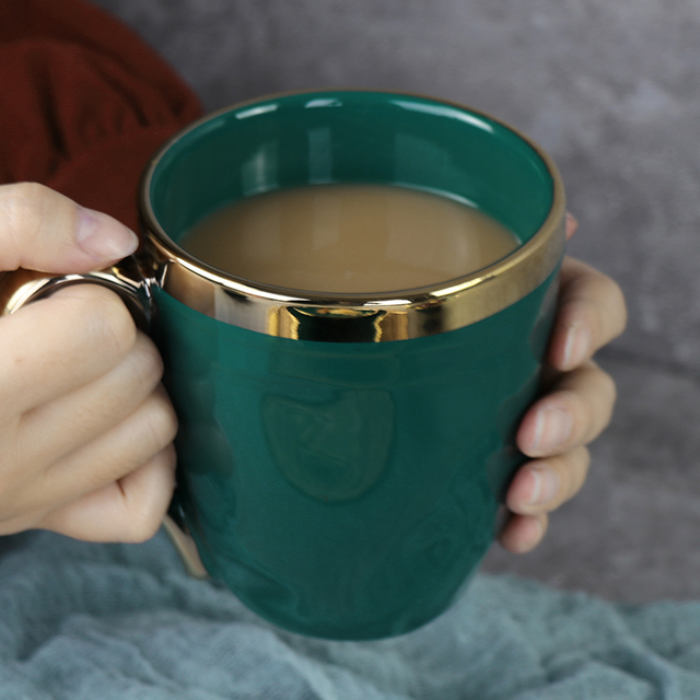 Weihnachtsgeschenk, grüne Keramiktasse mit Goldrand