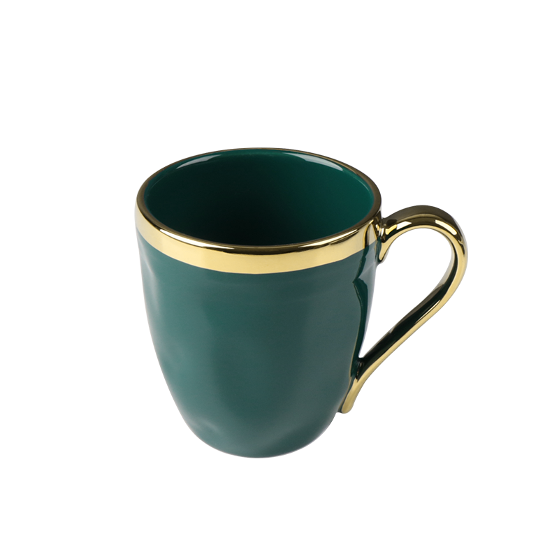 Grüne Keramiktasse mit Goldrand