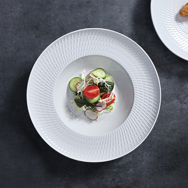 Weißer Porzellan-Pastateller mit breitem Rand und einzigartigem Design für Hotels