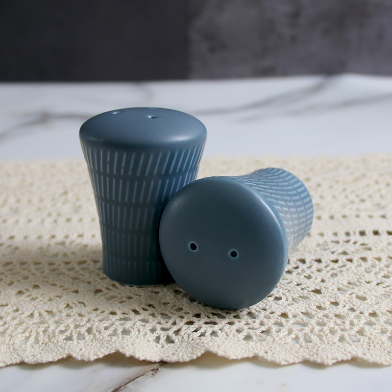 Moderner Salzstreuer aus königsblauem Porzellan