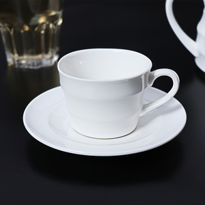 Minimalistisches Design, weiße Porzellan-Teetassen, Kaffeetasse, Untertasse für Café