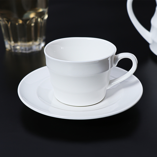 Minimalistisches Design, weiße Porzellan-Teetassen, Kaffeetasse, Untertasse für Café
