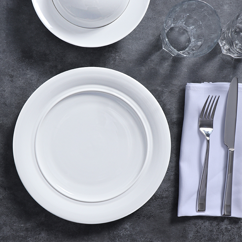 Weiße Teller aus Porzellan, Restaurantteller mit Deckel