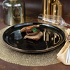 Schwarzer Keramik-Restaurantteller mit Goldrand 