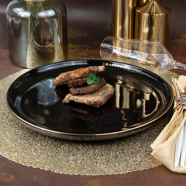 Schwarzer Keramik-Restaurantteller mit Goldrand 