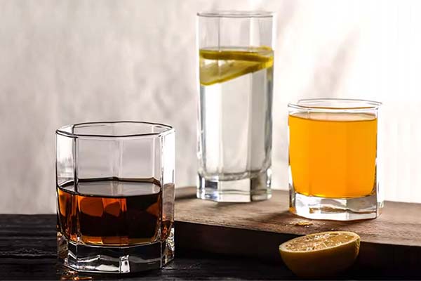 Wassergläser für den täglichen Tischservice