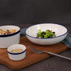 Hotelporzellanteller mit blauem Randdesign