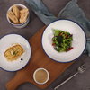 Hotelporzellanteller mit blauem Randdesign