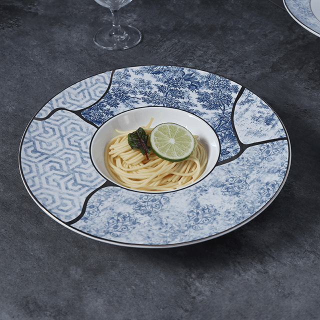 Blaues und weißes Bone China-Geschirrset, Hotellieferant