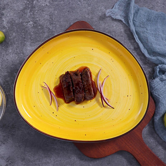 Porzellan-Geschirrset Gelb Maßgeschneidertes Geschirr Keramikteller-Set für das Essen im Hotel