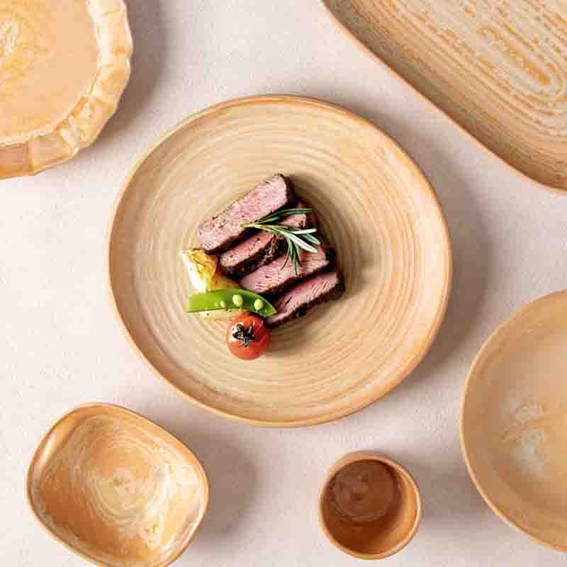 Speiseteller aus Porzellan mit Besteck aus Edelstahl f&uuml;r das Essen im Hotel